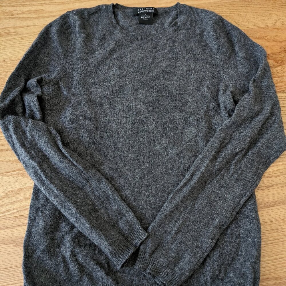 Bloomingdales women's Size M 100% cashmere crew neck sweater